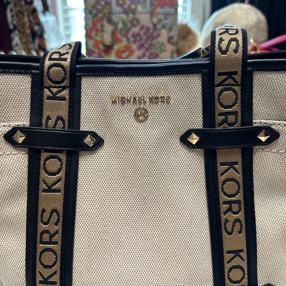 Michael Kors Maeve Tote Crossbody So Nice! - Picture 2 of 10